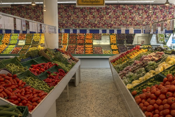 Obs and vegetable department in a supermarket, Bavaria, Germany, Europe