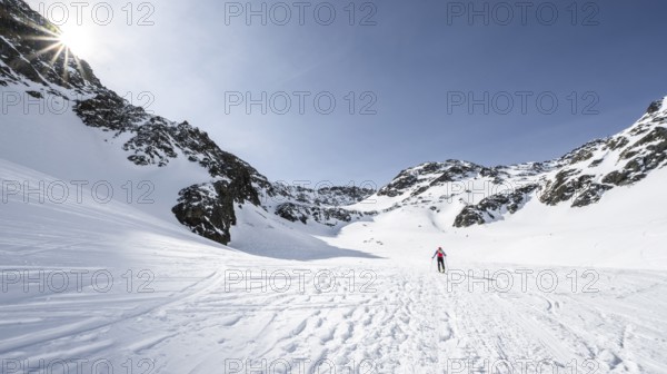 Ski tourers in a high valley, climbing Sulzkogel, Sonnenstern, Kühtai, Stubai Alps, Tyrol, Austria, Europe