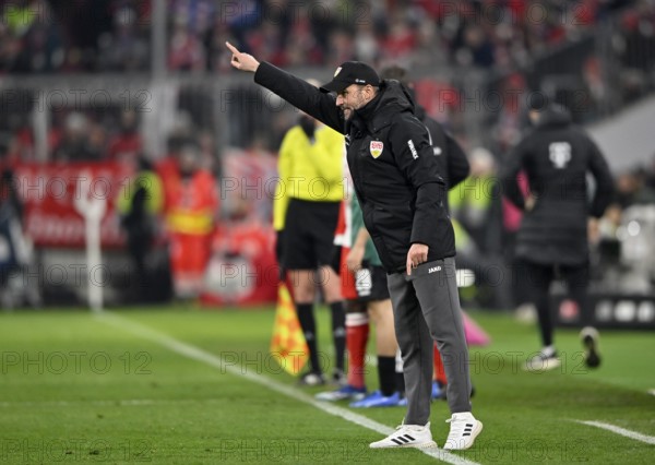 Coach Sebastian Hoeneß VfB Stuttgart gestures, gesture, on the sidelines, Allianz Arena, Munich, Bavaria, Germany, Europe