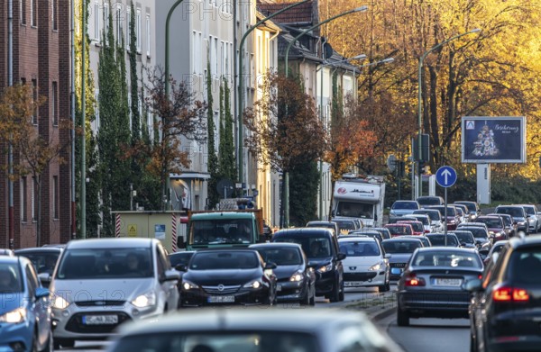 Gladbecker Straße in Essen, B224, inner-city street in Essen heavily polluted by air pollution, part of a possible diesel driving ban zone in Essen, Essen, North Rhine-Westphalia, Germany, Europe