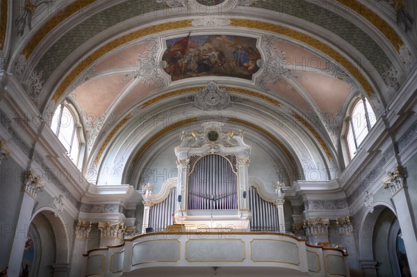 Organ, organ loft, church Basilica Parrocchiale SS. Filippo e Giacomo, Cortina d'Ampezzo, Province of Belluno, Veneto, South Tyrol, Italy, Europe