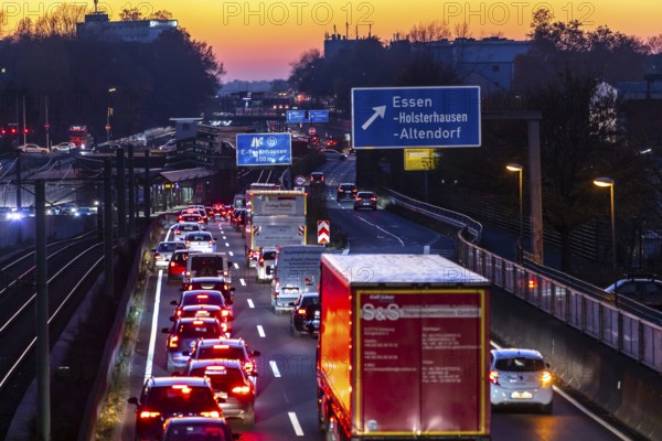 Motorway A40, Ruhrschnellweg, in Essen, route through the city centre, is affected by a possible diesel driving ban, Essen, North Rhine-Westphalia, Germany, Europe
