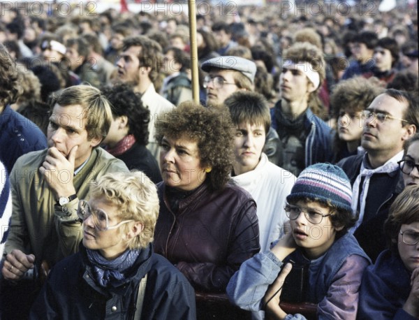 DEU, Germany: The historical slides from the times 84-85 r years, Bonn- Hofgarten. Peace movement rally 20.10.84