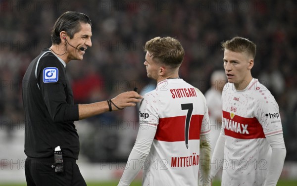 Referee Deniz Aytekin in discussion with Maximilian Mittelstädt VfB Stuttgart (07) Chris Führich VfB Stuttgart (27) MHPArena, MHP Arena Stuttgart, Baden-Württemberg, Germany, Europe
