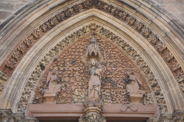 Tympanum with Madonna figure and two angels, floral, decoration, Elisabethkirche, Marburg, Hesse, Germany, Europe