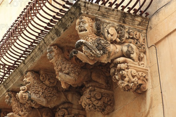 Old town of the late Baroque city of Noto in the Val di Noto, balcony at Palazzo Nicolaci di Villadorata, Syracuse Province, UNESCO World Heritage Site, Sicily, Italy, Europe