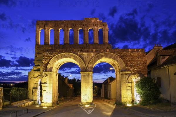 Roman city gate Porte dArroux, blue hour, blue hour, Autun, Département Saône-et-Loire, Region Bourgogne-Franche-Comté, Burgundy, France, Europe
