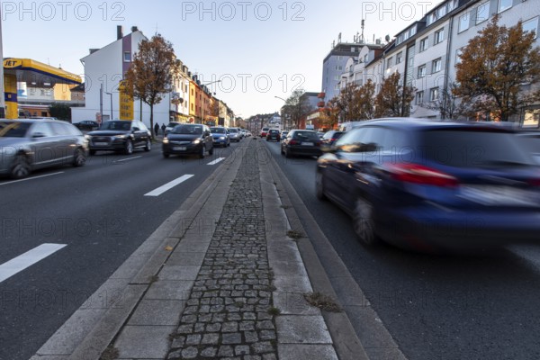 Gladbecker Straße in Essen, B224, inner-city street in Essen heavily polluted by air pollution, part of a possible diesel driving ban zone in Essen, Essen, North Rhine-Westphalia, Germany, Europe