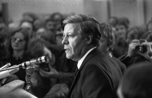 Federal Chancellor Helmut Schmidt opened an art exhibition at the Ostwall Museum in Dortmund on 11.4.1975, Germany, Europe