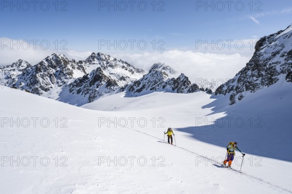 Ski tourer with rope, rope team on the Vadret da Porchabella glacier on the ascent to the summit of Piz Kesch, mountain landscape in winter, alpine tour, ski tour Bündner Haute Route, Albula Alps, Rhaetian Alps, Grisons, Eastern Switzerland, Switzerland, Europe