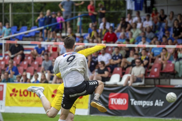 Fistball: TSV Pfungstadt against Union Tigers Vöcklabruck (IFA 2024 Fistball World Tour Finals Mannheim, Final) . Picture: Patrick Thomas (1, Pfungstadt) and Karl Mühllehner (9, Vöcklabruck)