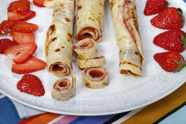 Swabian cuisine, filled pancakes, Flädle with strawberry jam, Gsälz, fresh strawberries, sweet, dessert, dessert, arranged on a plate, grandmother's kitchen, regional, home cooking, typical Swabian, Swabian kitchen classic, traditional cuisine, food photography, studio, Germany, Europe