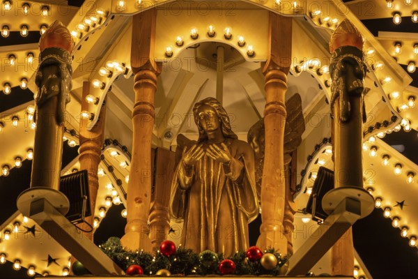 An angel statue shines on the Frankfurt Christmas pyramid on the Roßmarkt. The Frankfurt Christmas Market takes place from 25/11/2024 to 22/12/2024. Frankfurt am Main, Roßmarkt, Hesse, Germany, Europe