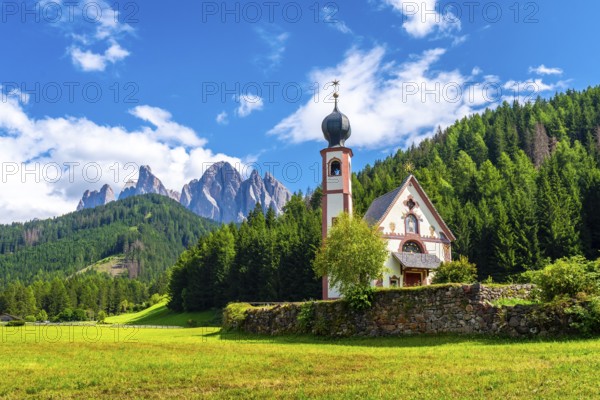 Scenic summer landscape with st. Magdalena church in the idyllic valley of val di funes, surrounded by the majestic odle geisler group in the dolomites, italy