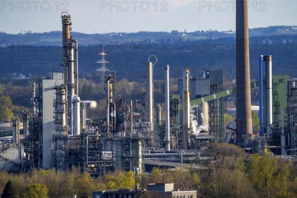 Ruhr Öl GmbH, BP Gelsenkirchen refinery, in GE-Horst, production of products from mineral oil, petrol, diesel, paraffin, view over the district Beckhausen, Gelsenkirchen, North Rhine-Westphalia, Germany, Europe