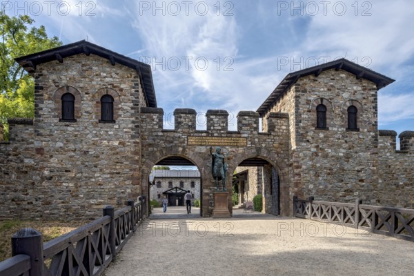 Main gate, Porta Praetoria with bronze statue of Emperor Antoninus Pius, Saalburg Roman fort, reconstructed cohort fort, museum, archaeological park, Upper Germanic Raetian Limes, border of the Roman Empire, Bad Homburg vor der Höhe, Taunus, Hesse, Germany, Europe