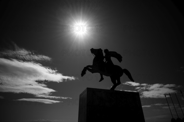 Statue, statue, monument, commander Alexander the Great on his horse Voukefalas, promenade, backlight, sun, black and white, Thessaloniki, Macedonia, Greece, Europe