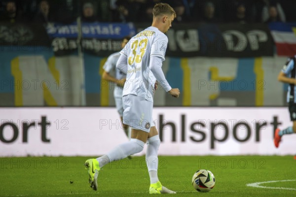 Football 3rd division, season 2024/25, matchday 12: Waldhof Mannheim vs SV Wehen-Wiesbaden. Picture: Felix Luckeneder (33, Wehen-Wiesbaden)