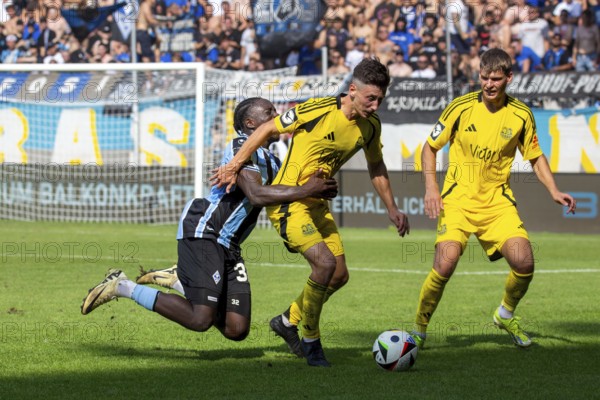 Football 3rd division, season 2024/25, matchday 4: Waldhof Mannheim vs. 1. FC Saarbrücken. Picture: Intense duel between Kennedy Onyedika Okpala (32, Waldhof Mannheim) and Till Sebastian Schumacher (33, 1. FC Saarbrücken)