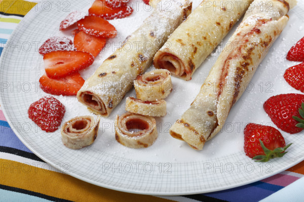 Swabian cuisine, filled pancakes, Flädle with strawberry jam, icing sugar, Gsälz, fresh strawberries, sweet, dessert, dessert, served on a plate, grandmother's kitchen, regional, home cooking, typical Swabian, Swabian kitchen classic, traditional cuisine, food photography, studio, Germany, Europe
