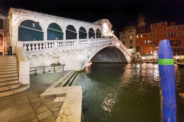 Night shot of the Rialto Bridge, Grand Canal, city trip, holiday, travel, tourism, lagoon city, historical, history, architectural history, architecture, historic, famous, attraction, building, sightseeing, night, evening, evening, old town, world heritage site, UNESCO, culture, Middle Ages, environment, cruise, Venice, Italy, Europe