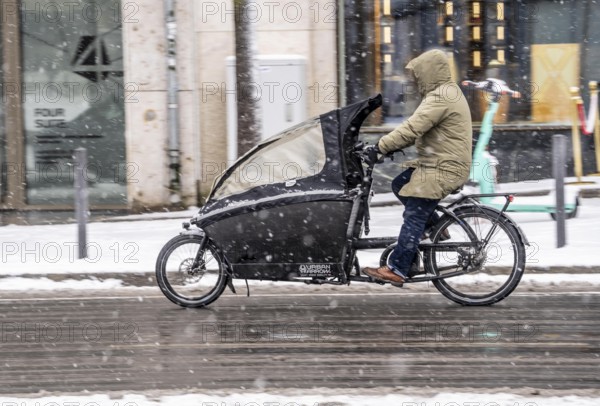Winter in Frankfurt, cargo bike rider, in heavy snowfall, snowy, Hesse, Germany, Europe