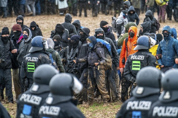 Violent clashes between thousands of demonstrators and the police, after a demonstration against the demolition of the brown coal village of Lützerath, the demonstration participants try to get to the rest of the village, Lützerah, and storm it, the police prevent this with a large contingent of forces, Erkelenz, North Rhine-Westphalia, Germany, Europe