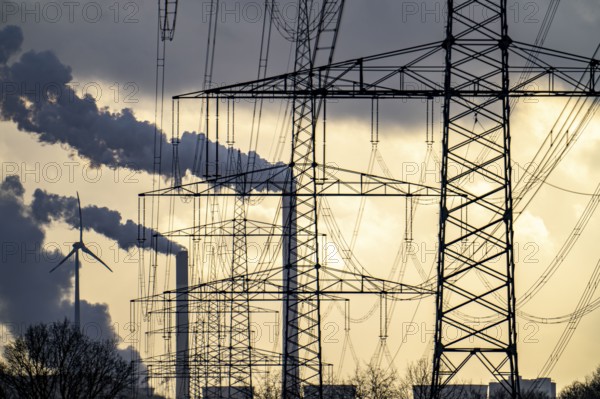 High-voltage power lines, overhead pylons, UNIPER coal-fired power plant Scholven in the background, wind turbines on the Oberscholven slag heap, Gelsenkirchen, North Rhine-Westphalia, Germany, Europe