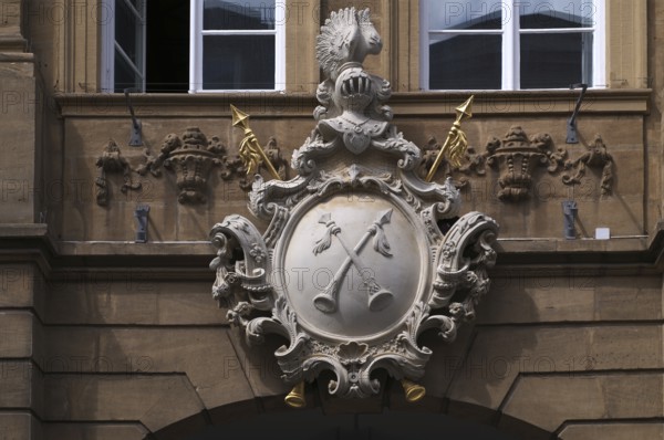 Coat of arms, two crossed halberds on the coat of arms of the Krackhardt merchant family above the entrance portal of a 19th century house, Bamberg, Upper Franconia, Bavaria, Germany, Europe