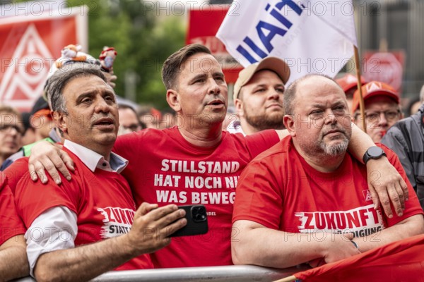 Demonstration by many thousands of steelworkers in front of the ThyssenKrupp headquarters in Essen against massive job cuts following the involvement of a foreign investor in the company, massive criticism of Group CEO Miguel López, North Rhine-Westphalia, Germany, Europe