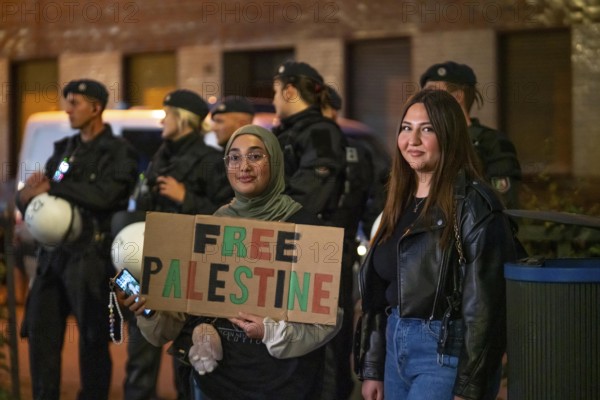 Demonstration by pro-Palestinian activists in Duisburg-Hochfeld, around 110 demonstrators marched through the neighbourhood justifying Hamas' attack against Israel, Duisburg, North Rhine-Westphalia, Germany, Europe