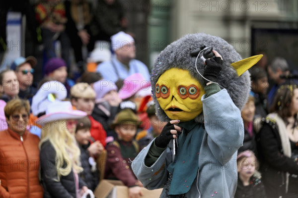 Person masked as an extraterrestrial at the carnival parade of the Wey guild on Rose Monday, Güdismäntig, Lucerne Carnival 2024, Lucerne, Switzerland, Europe