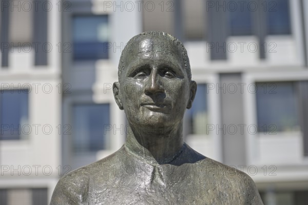 Bertolt Brecht, statue in front of the Berliner Ensemble, Schiffbauerdamm, Bertolt-Brecht-Platz, Mitte, Berlin, Germany, Europe