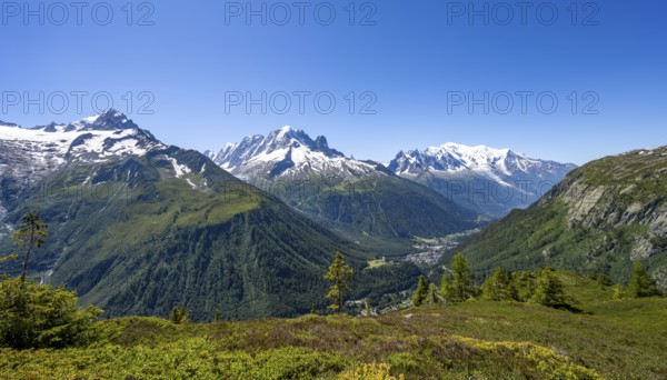Mountain panorama with glaciated mountain peaks, Aiguille Verte with Aiguille du Midi and Mont Blanc, hike to Aiguillette des Posettes, Chamonix, Haute-Savoie, France, Europe