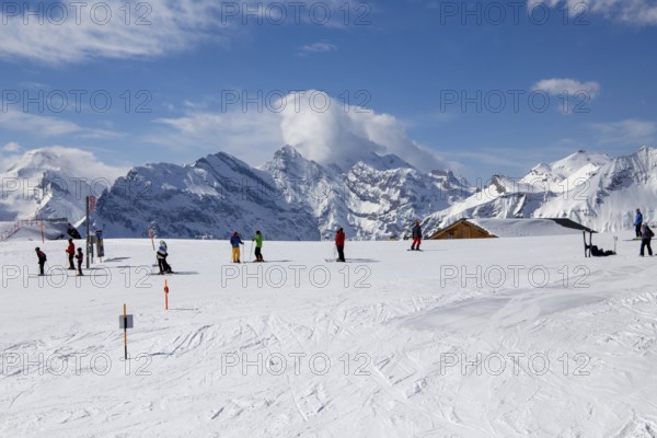 26 March 2024: Skiing against the backdrop of the Bernese Alps in Grindelwald, Switzerland, Europe
