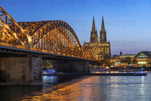 Cologne Cathedral, has been shining in new light since Easter 2025, the old metal halide lamps have been replaced by over 700 modern LED lamps, reducing energy consumption by around four fifths, significantly improving the quality of light and greatly reducing light emissions, 12 KM of new cables were laid for this, Hohenzollern Bridge, railway bridge over the Rhine, North Rhine-Westphalia, Germany, Europe