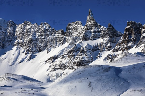 Snow-capped peaks of the Öxnadalur mountain range, near Akureyri, Northern Iceland Eyestra, Iceland, Europe