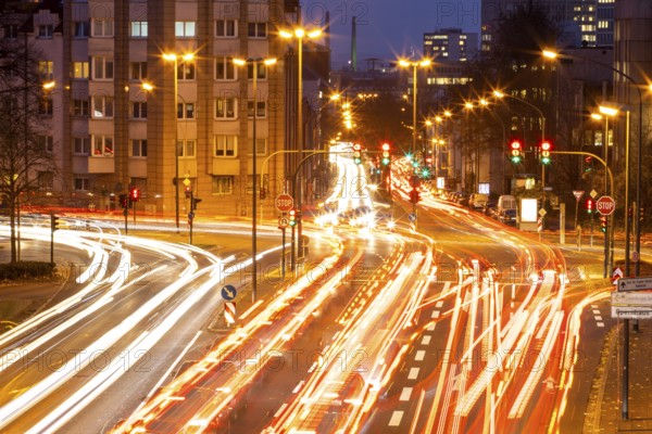 Evening city centre traffic in Essen, large intersection of Bismarckstrasse, B224, Friedrichstrasse and Hohenzollernstrasse, this area would also be affected by a diesel driving ban, Essen, North Rhine-Westphalia, Germany, Europe