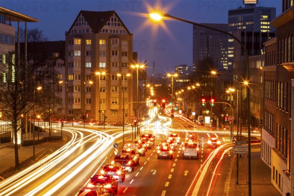 Evening city centre traffic in Essen, large intersection of Bismarckstrasse, B224, Friedrichstrasse and Hohenzollernstrasse, this area would also be affected by a diesel driving ban, Essen, North Rhine-Westphalia, Germany, Europe