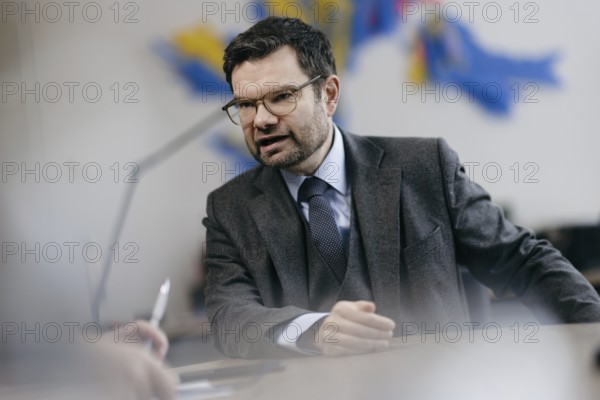 Marco Buschmann (FDP), Bundesminister der Justiz, aufgenommen im Rahmen eines Interview fue NBR in Berlin, 12.12.2023