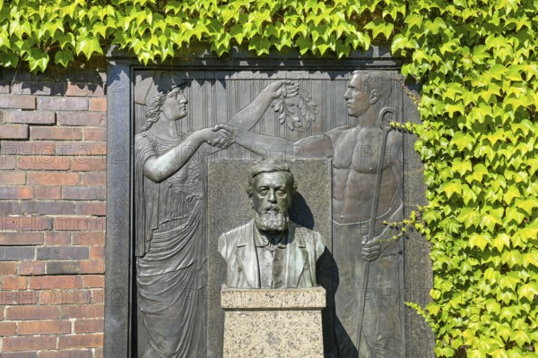 Grave of Wilhelm Liebknecht, Socialist Memorial, Friedrichsfelde Central Cemetery, Gudrunstrasse, Lichtenberg, Berlin, Germany, Europe