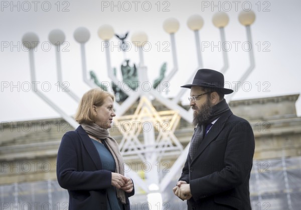 Lisa Paus (Buendnis 90 Die Gruenen), Bundesministerin fuer Familie, Senioren, Frauen und Jugend, beim entzuenden der 5. Kerze des Chanukka Leuchter am Brandenburger Tor. Hier mit dem Rabbiner Yehuda Teichtal