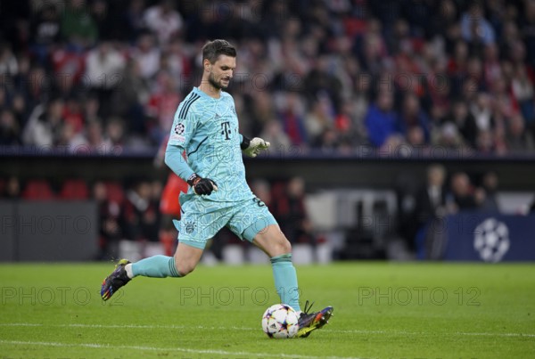 Goalkeeper Sven Ulreich FC Bayern Munich FCB (26) on the ball Allianz Arena, Munich, Bavaria, Germany, Europe