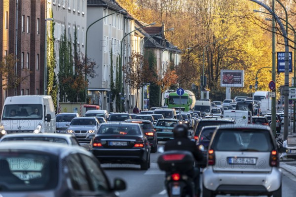 Gladbecker Straße in Essen, B224, inner-city street in Essen heavily polluted by air pollution, part of a possible diesel driving ban zone in Essen, Essen, North Rhine-Westphalia, Germany, Europe