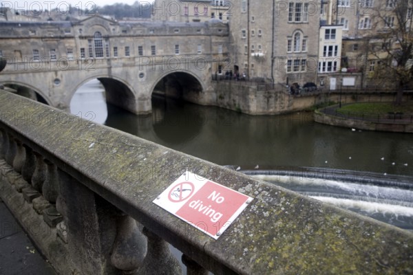 No diving sign, Pulteney Bridge on the River Avon, Bath, England, United Kingdom, Europe