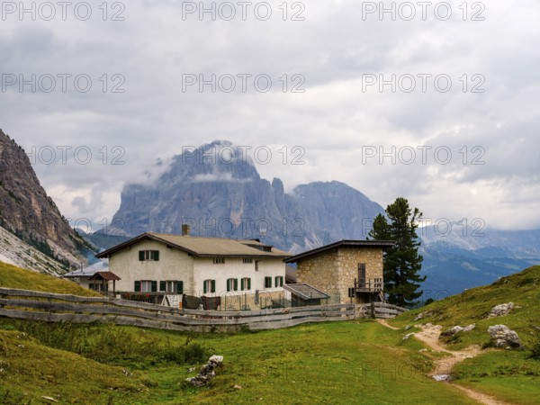 Regensburger Hütte, behind the Sassolungo, Val Gardena, Dolomites, South Tyrol, Italy, Europe