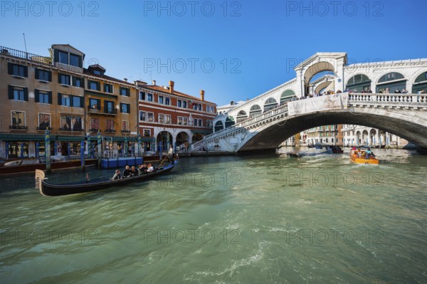 Rialto Bridge with Grand Canal, city trip, holiday, travel, tourism, lagoon city, historical, history, building history, architecture, historic, famous, attraction, building, gondola, waterway, sightseeing, facade, world heritage site, UNESCO, culture, honeymoon, Middle Ages, flood, environment, cruise, carnival, catholic, Venice, Italy, Europe