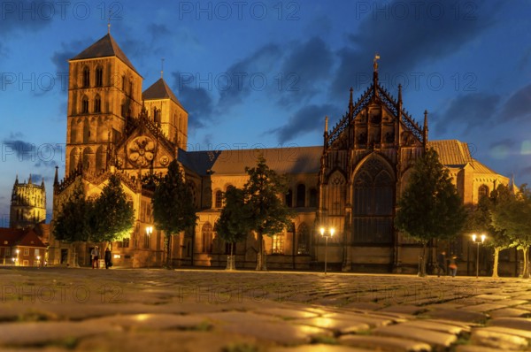 Historic old town, St Paul's Cathedral on the market square, medieval Romanesque cathedral, in Münster, North Rhine-Westphalia, Germany, Europe