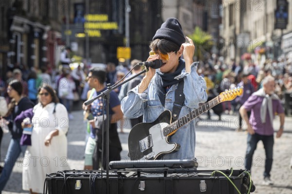 Street musician with electric guitar and microphone, world's largest cultural festival The Fringe, High Street, Edinburgh, Scotland, United Kingdom, Great Britain, Europe