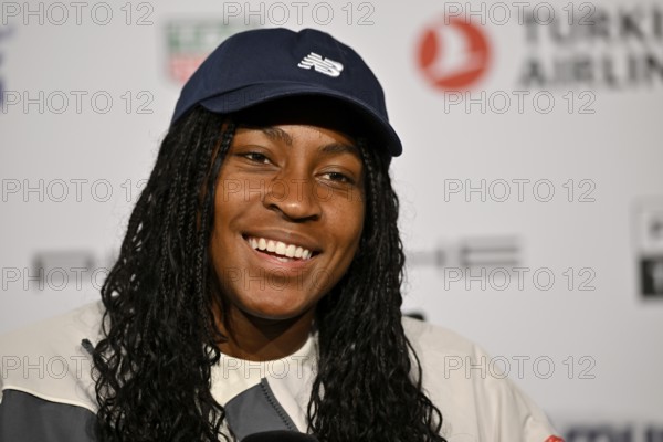 Coco Gauff USA portrait, smiles, press conference, press conference, interview, microphone, mike, logo, WTA, tennis, Porsche Cup 2024, Porsche Arena, Stuttgart, Baden-Württemberg, Germany, Europe